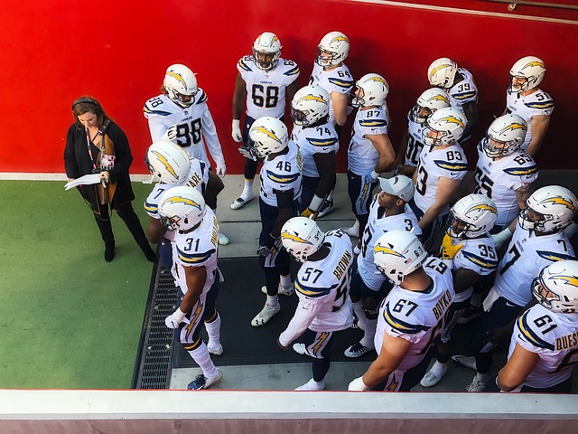 梦幻联动！齐达内晒与樊振东打乒乓球照片